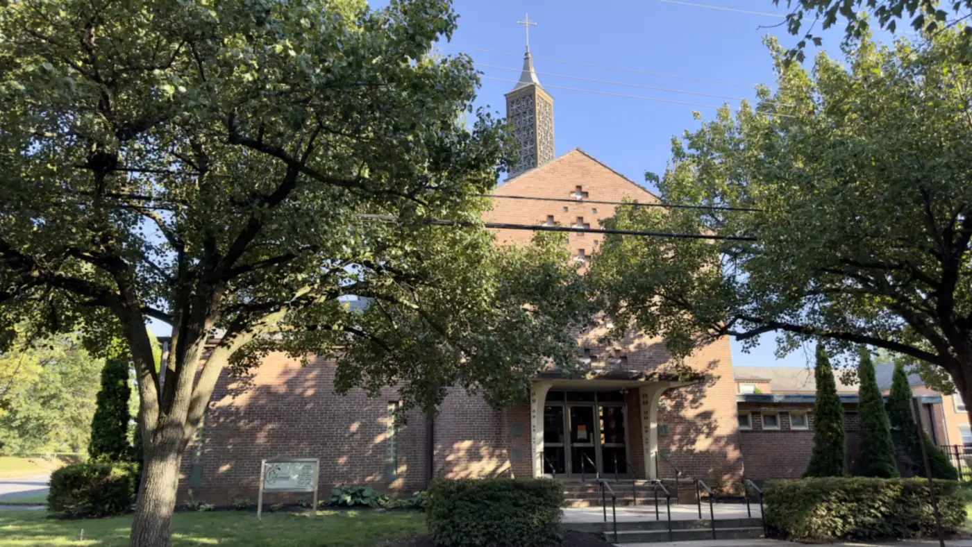 Entrada principal de la Iglesia Cristiana El Getsemani en 660 N. Charlotte St., con su campanario y la cruz