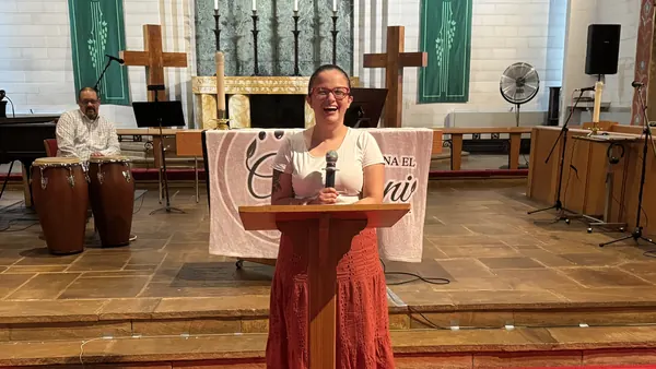 Hermana alabando a Dios durante el servicio